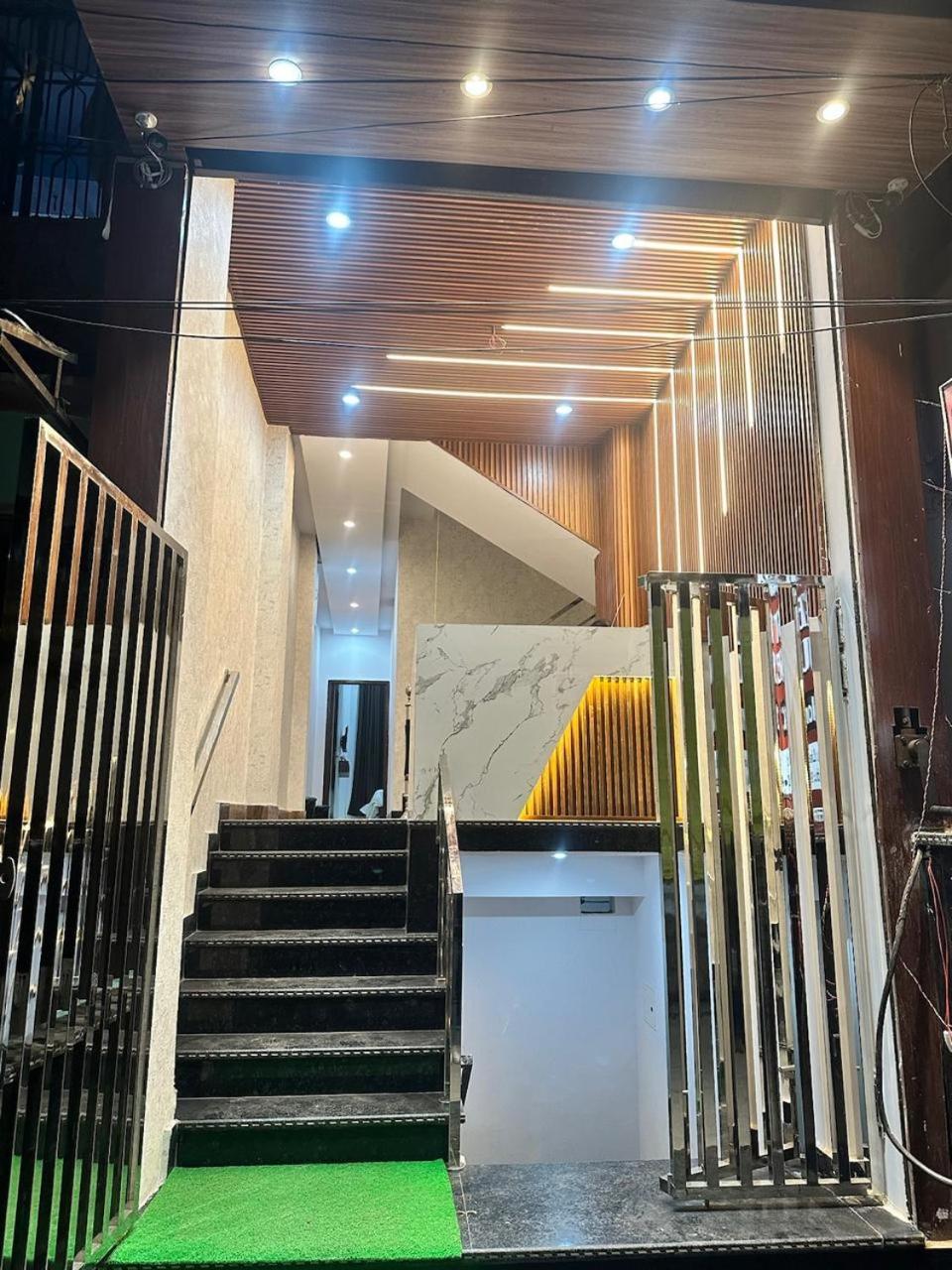 Cable Car Hotel Varanasi Exterior photo